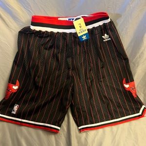 Mens Mitchell & Ness NBA Alternate Swingman Shorts Chicago Bulls